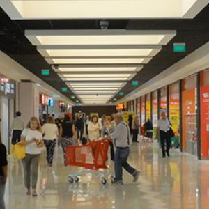 LED-Deckenbeleuchtung im Einkaufszentrum
